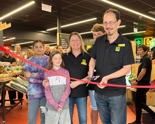Owners Tim and Fiona Jackson with their children cutting the ribbon_Four Square Fitzroy 