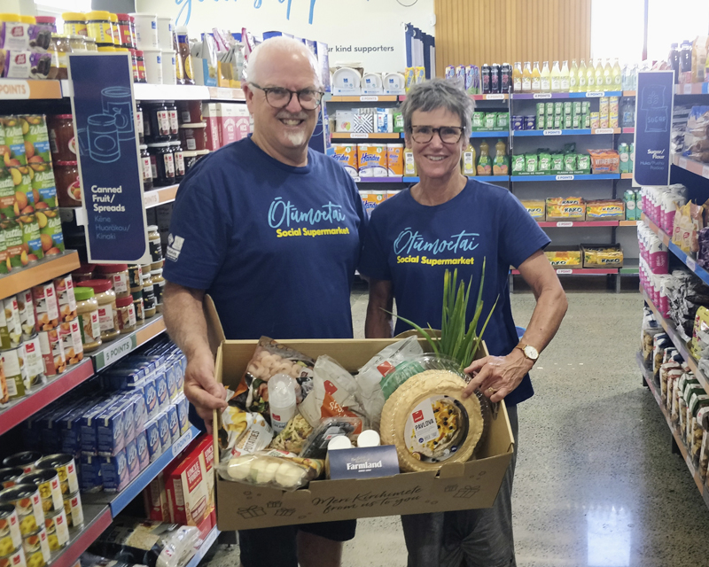 	John and Jackie Paine from Linkt Community Trust hold a Pams Meal Kit in the Otumoetai Social Supermarket