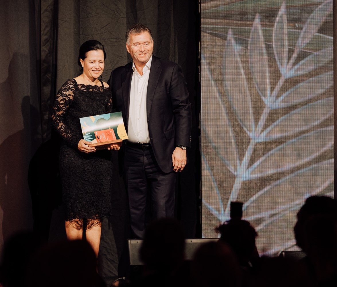 Nicola Hallett from PAK'nSAVE Whanganui accepting the Women in Retail award.