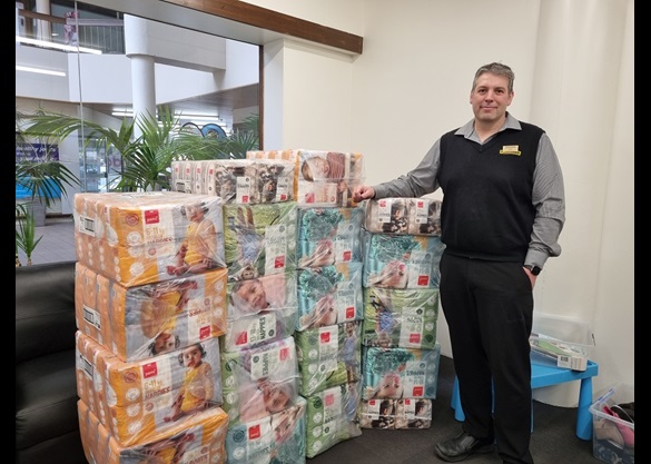 PAK'nSAVE Dunedin Store Manager Phil with Pams Nappies donation